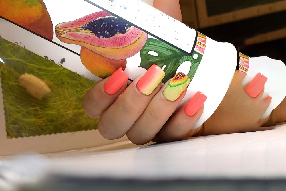 Modele de unghii cu gel corai si albastru