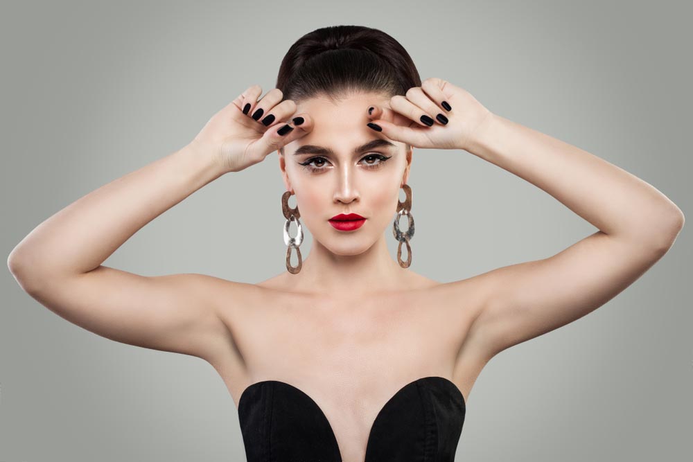 femeie-eleganta-cu-unghii-negre
