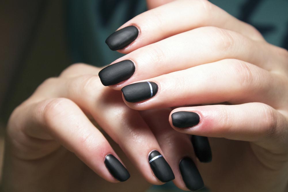 Unghii negre mate
