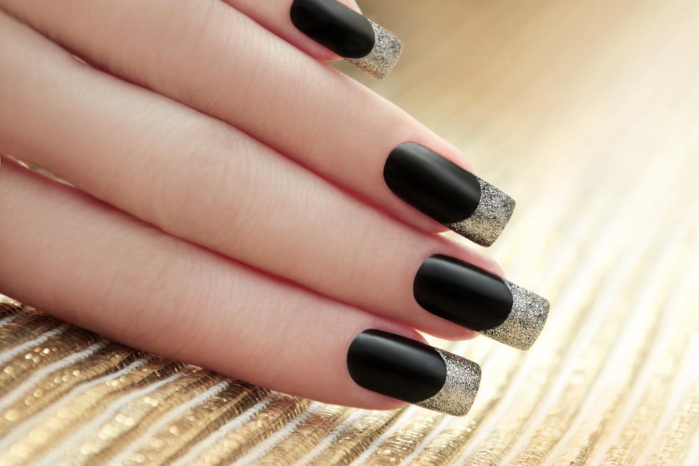 Unghii negre patrate