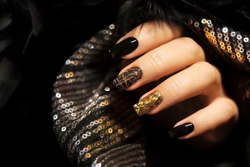 Unghii cu modele negre