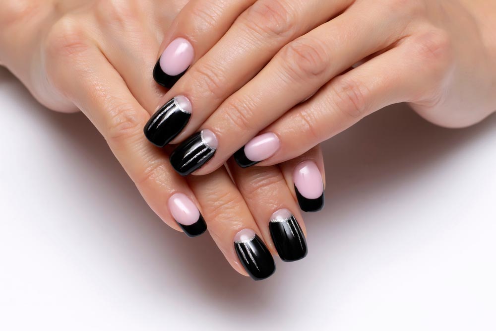 Unghii cu modele negre