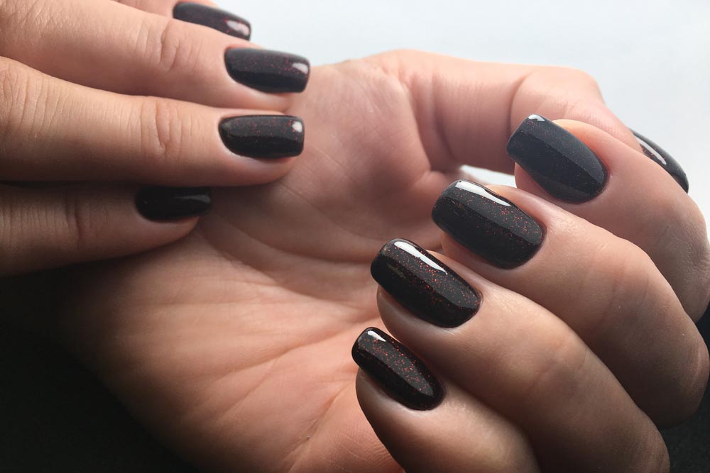 Unghii negre patrate