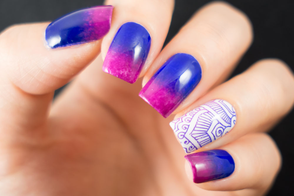 Modele de unghii baby boomer colorate