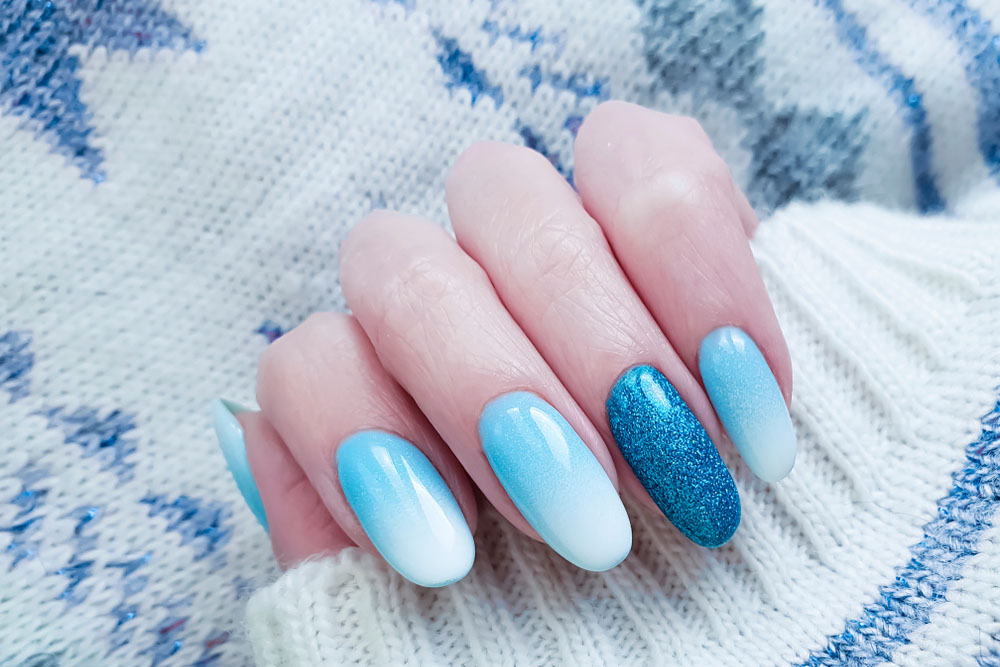 Modele de unghii baby boomer colorate