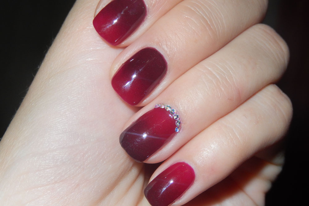 Modele de unghii baby boomer rosii