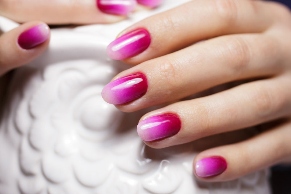 Modele de unghii baby boomer colorate