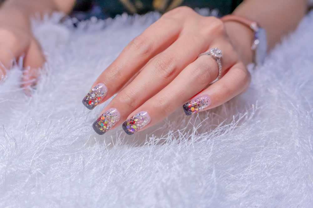 Modele de unghii baby boomer colorate