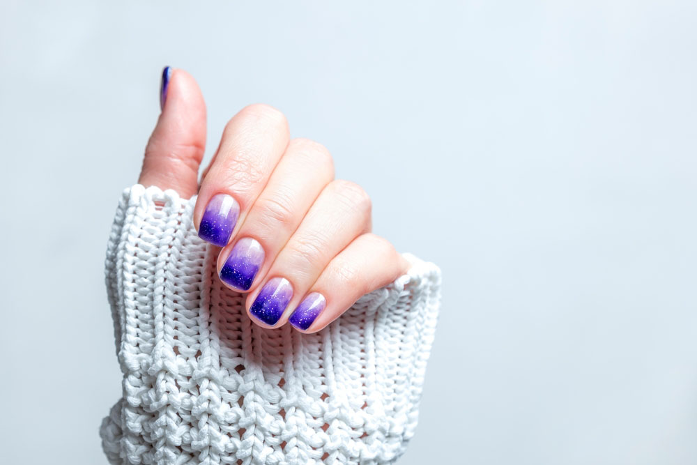 Modele de unghii baby boomer colorate