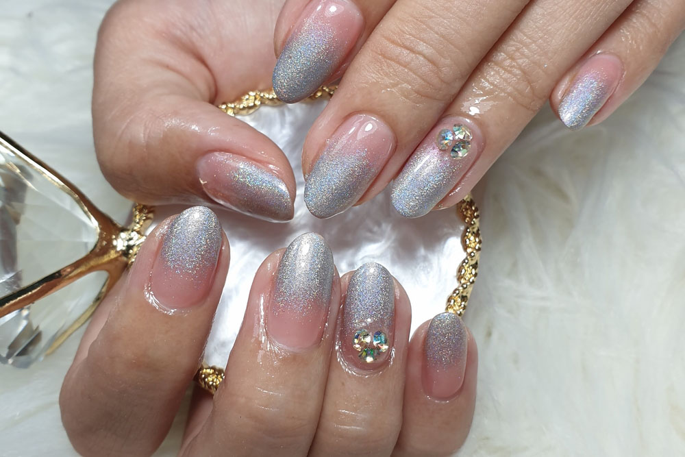 Modele de unghii baby boomer colorate