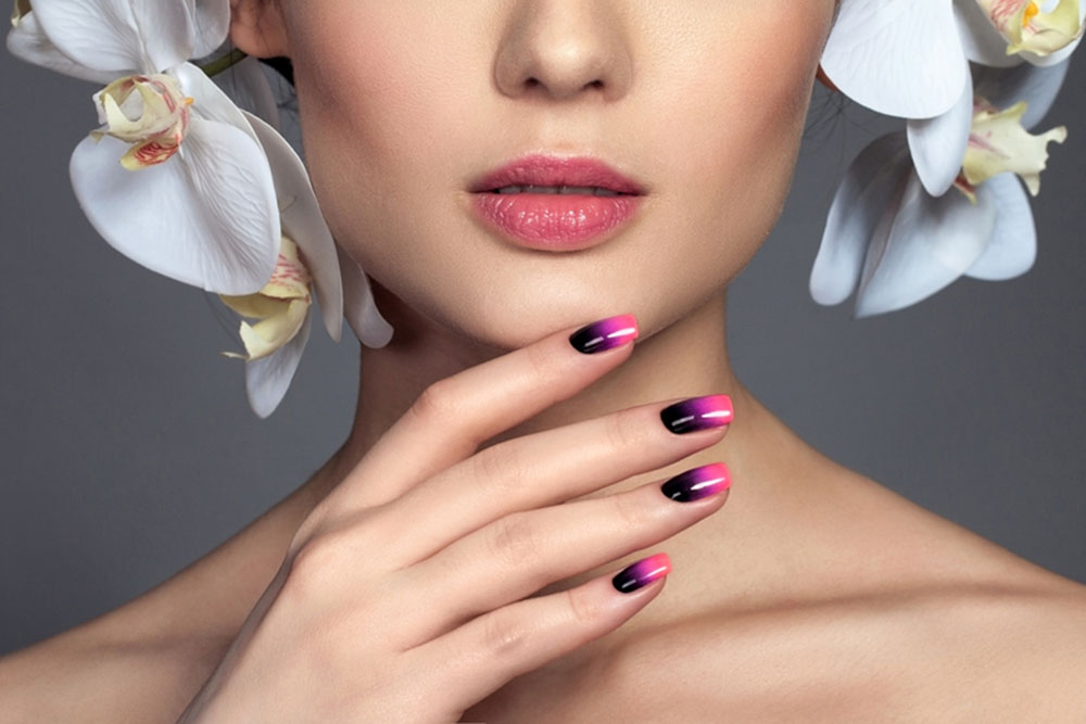 Modele de unghii baby boomer colorate