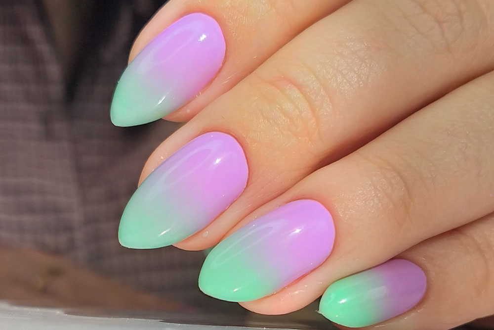 Modele de unghii baby boomer colorate