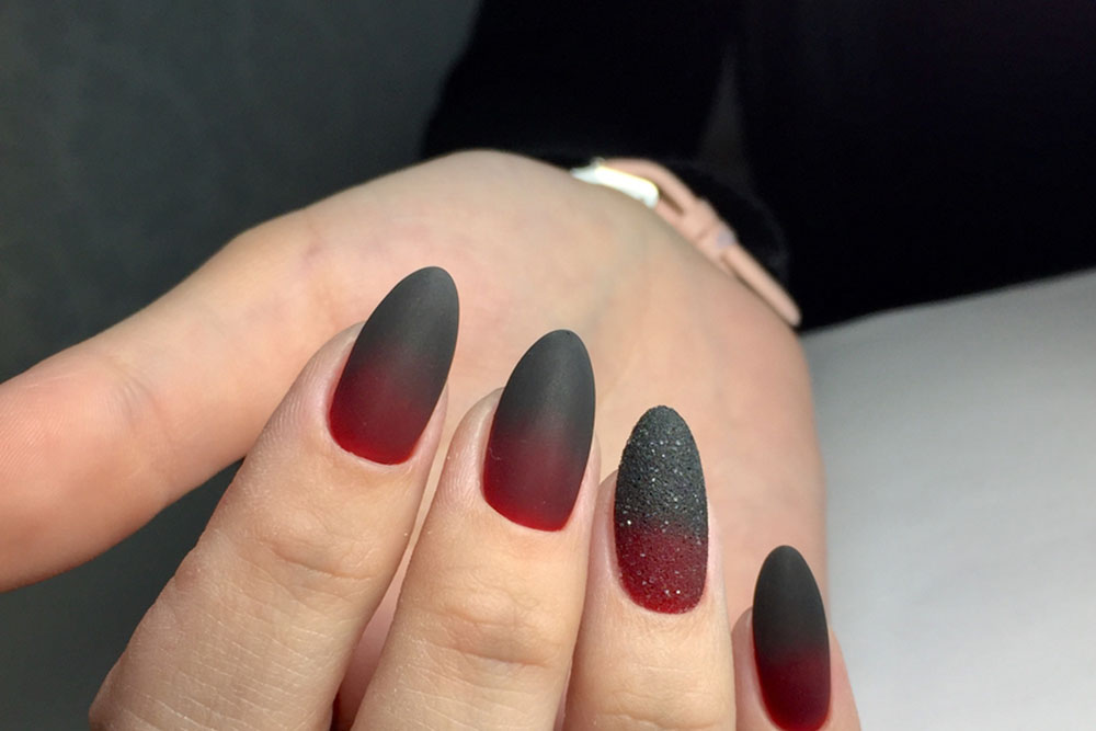 Modele de unghii baby boomer rosii