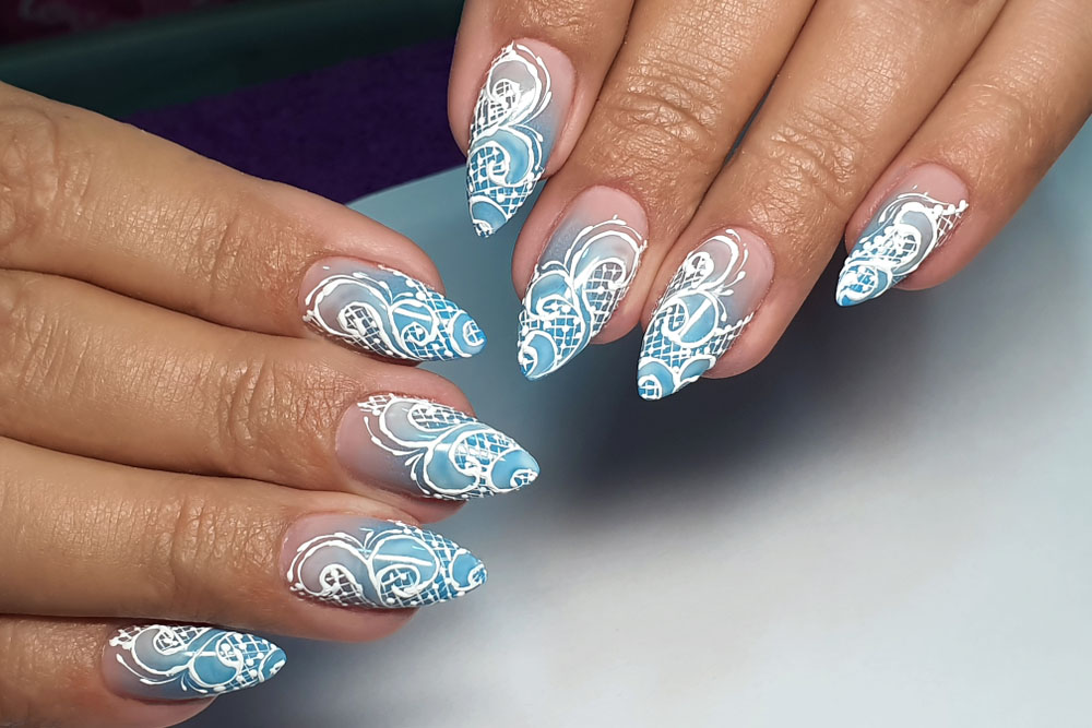 Modele de unghii baby boomer colorate