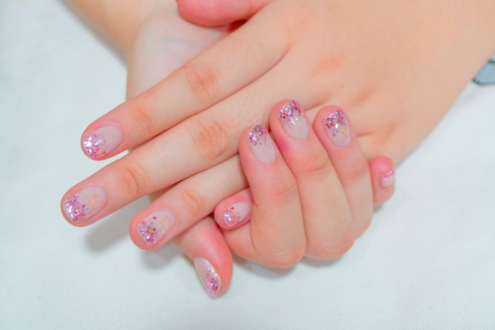 Modele de unghii baby boomer scurte