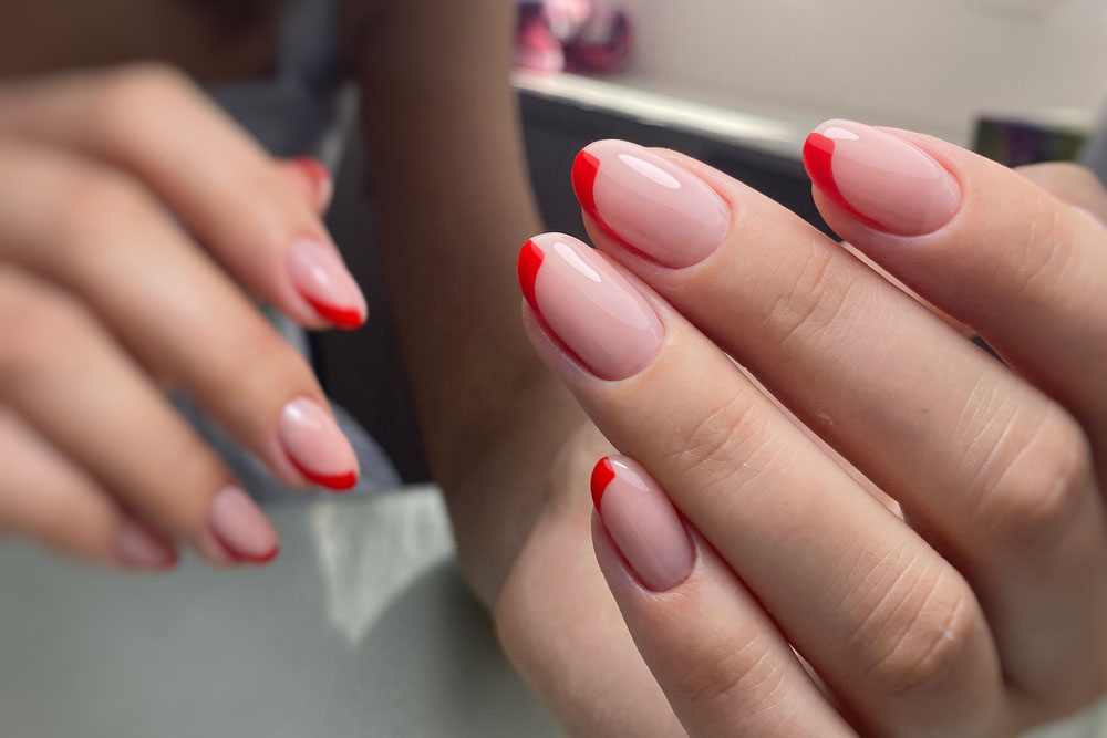 Unghii rosii cu model french 