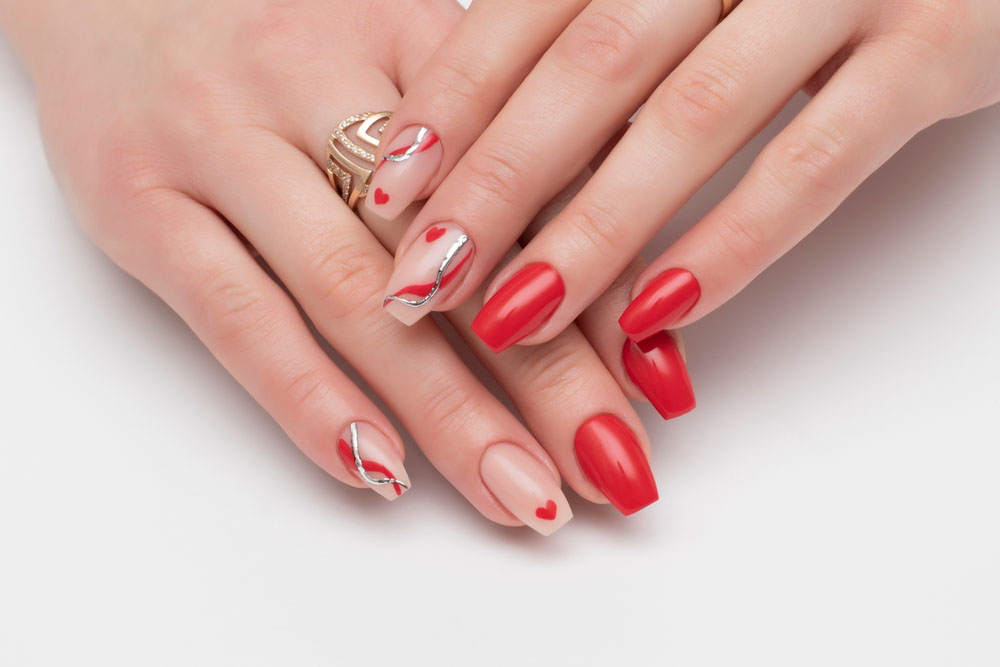 Unghii rosii cu auriu sau argintiu 