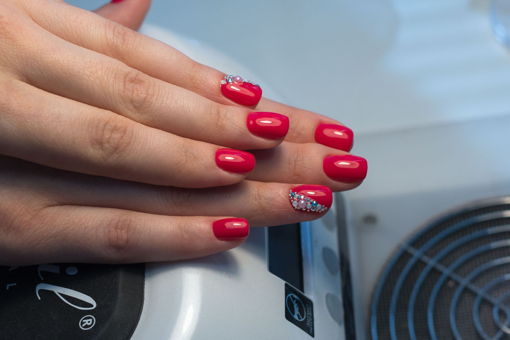 Unghii rosii cu strasuri si sclipici 