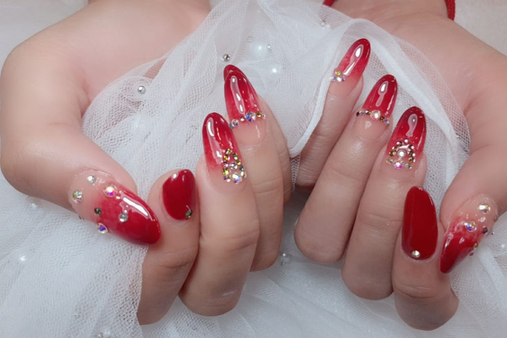 Unghii rosii cu strasuri si sclipici 