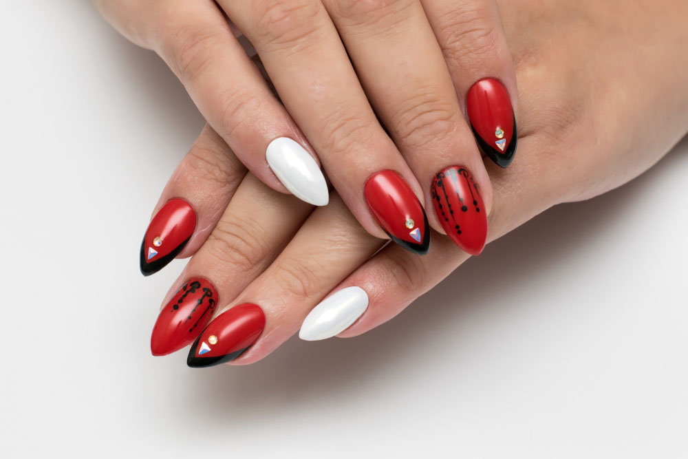 Unghii rosii cu model french 